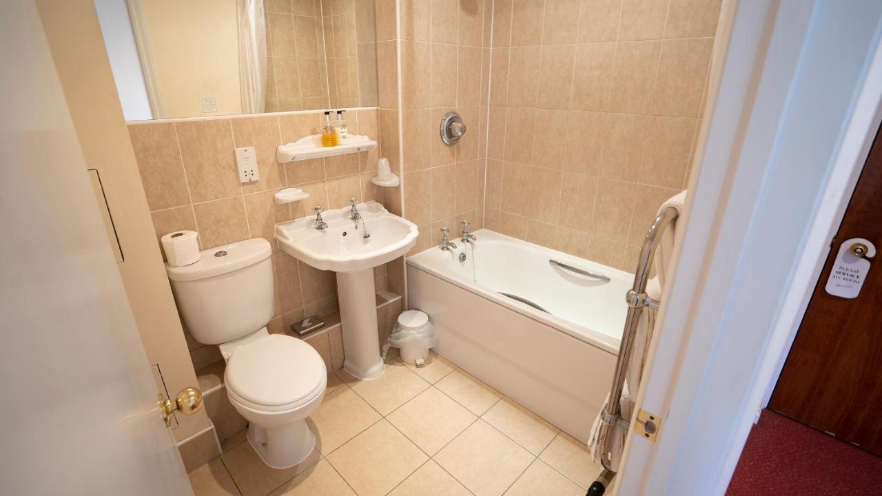 The Emmbrook Hotel 4*